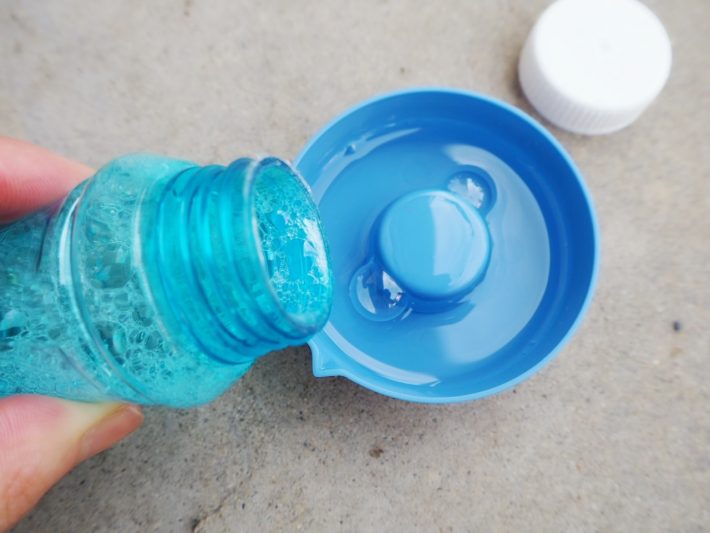 受け皿にシャボン玉液を入れます