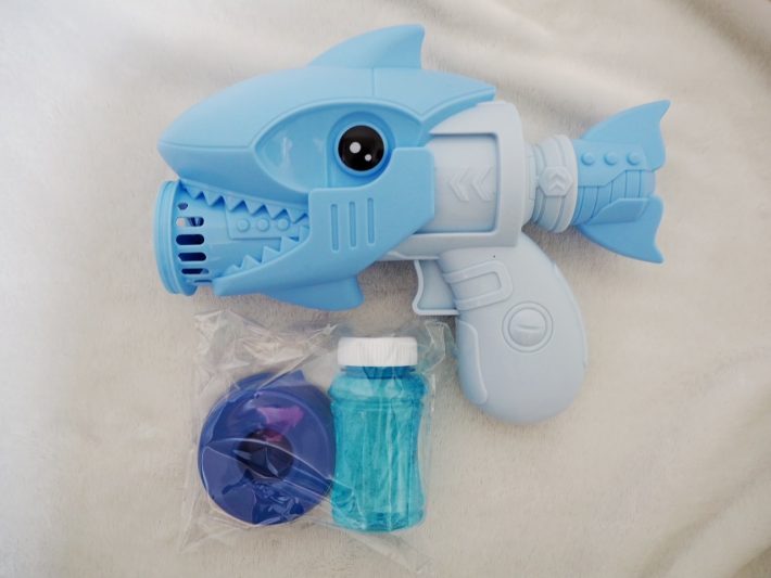 「シャボン玉（サメ）」の本体と、シャボン玉液約50ml、受け皿がセット