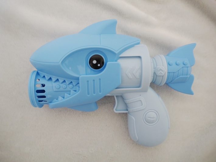 外遊びにピッタリのダイソー「シャボン玉（サメ）」