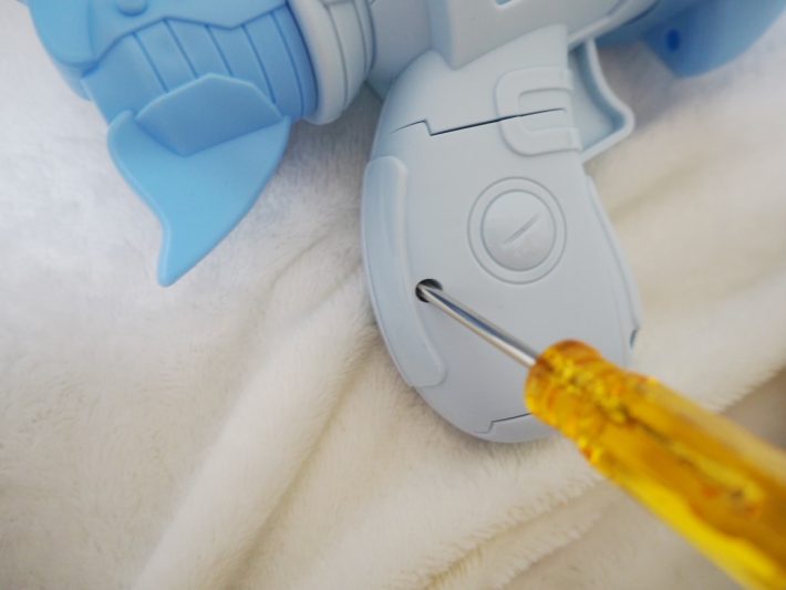 電池の出し入れにはプラスドライバーを使います