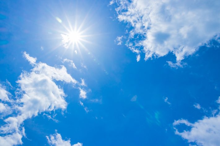 初夏の青空　日差し