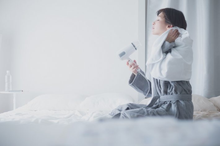 髪を乾かす女性の写真