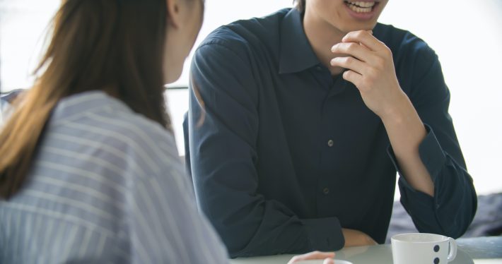 会話をする男女