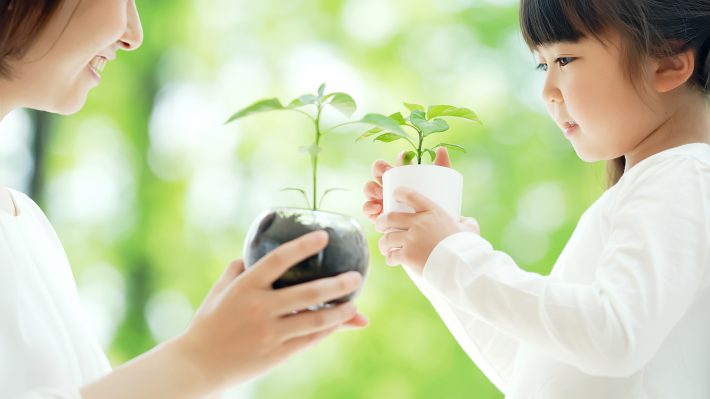 植物を見る親子　環境保護イメージ