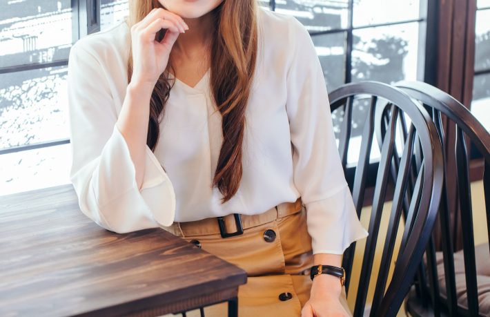 頬杖をして微笑む女性