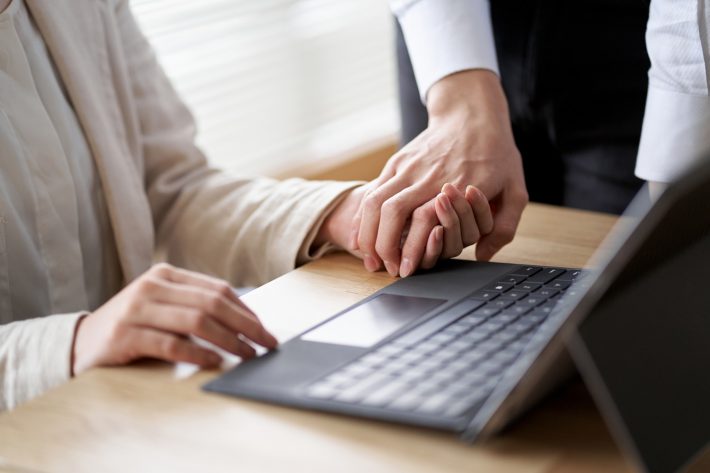 社内恋愛をする男女