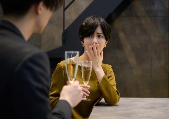驚く女性　デート　ドン引き