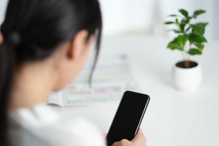 スマホをみつめる女性