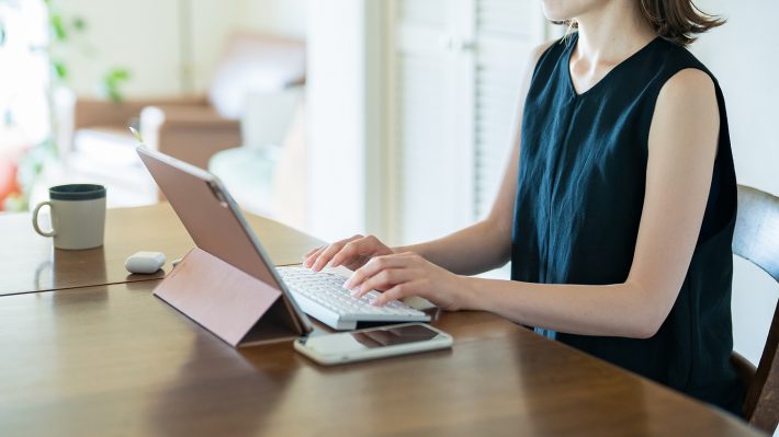 仕事をする女性