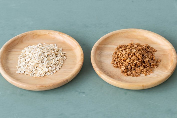 「あまくないもち麦フレーク」と「あまくない大麦フレーク」