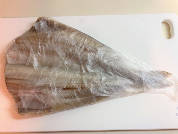 ホッケをプレスンシールで包んだところ