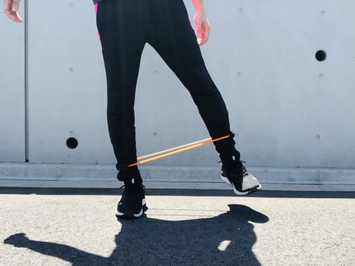 エクササイズストレッチャーを引き伸ばすように反対脚を外へ開く。