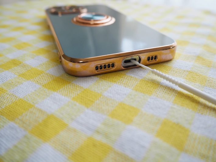 ダイソー「極細綿棒」使ってビックリ、“スマホの汚れ”をかき出しまくる