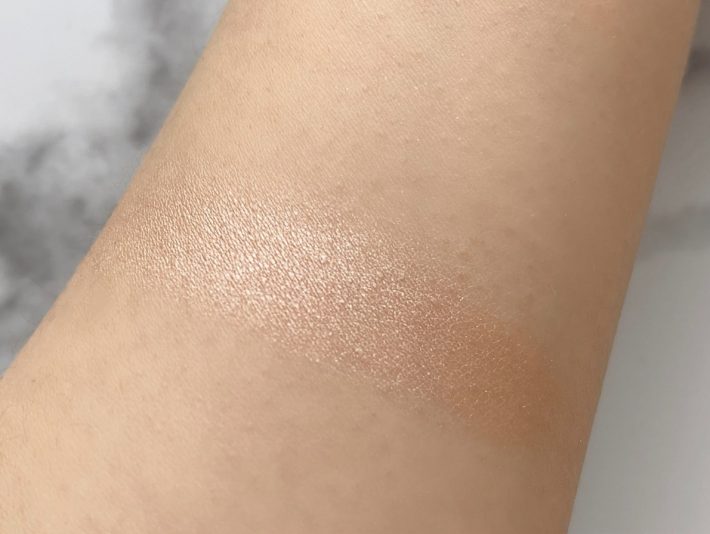 光があたるとペカーンと発光