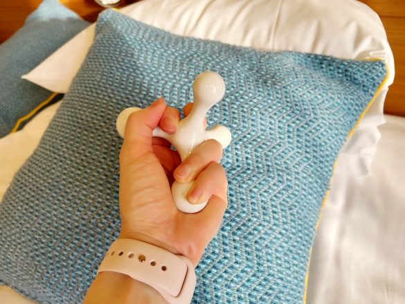 手で持ってたり、床に置いたりして使う