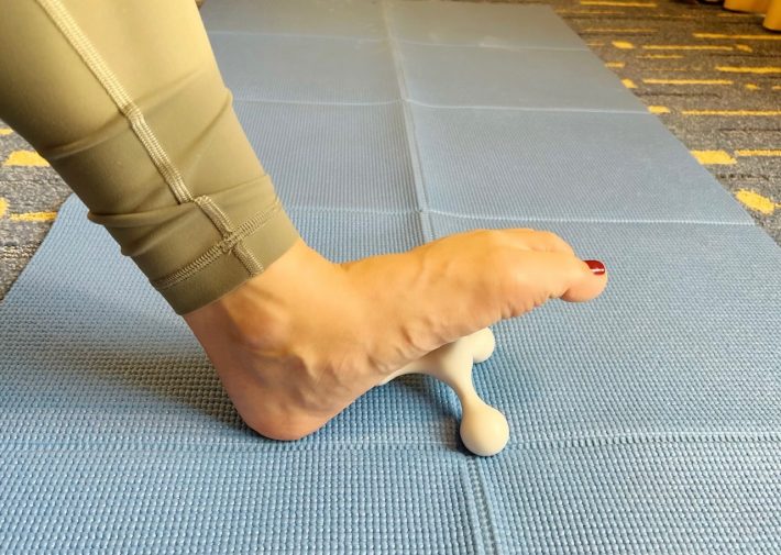 足の裏は「ほぐしテトラ」を踏むようニギニギ