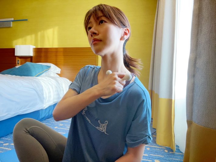 鎖骨の上下も、内側から外側に向かってなでる