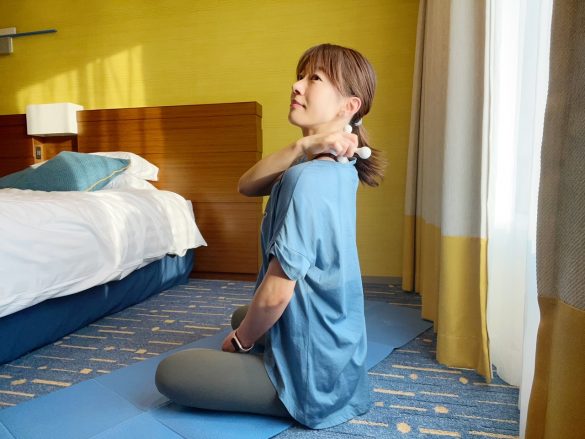 首筋の上から下に向けて滑らせる