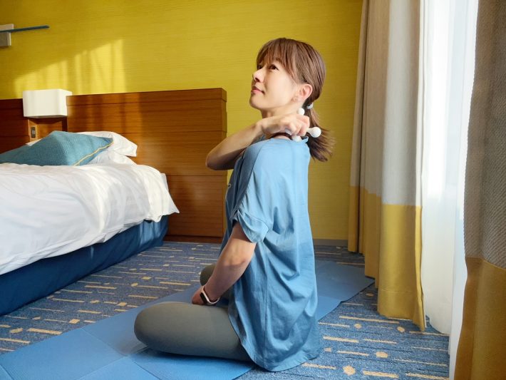 首筋の上から下に向けて滑らせる