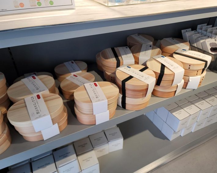 店頭にずらりと並ぶ「曲げわっぱお弁当箱」