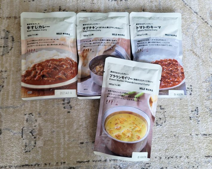 （左から時計回りに）素材を生かしたカレーシリーズ　牛すじカレー250円、サグチキン（ほうれん草とチキンのカレー）450円、トマトのキーマ350円、プラウンモイリー（エビのココナッツカレー）350円