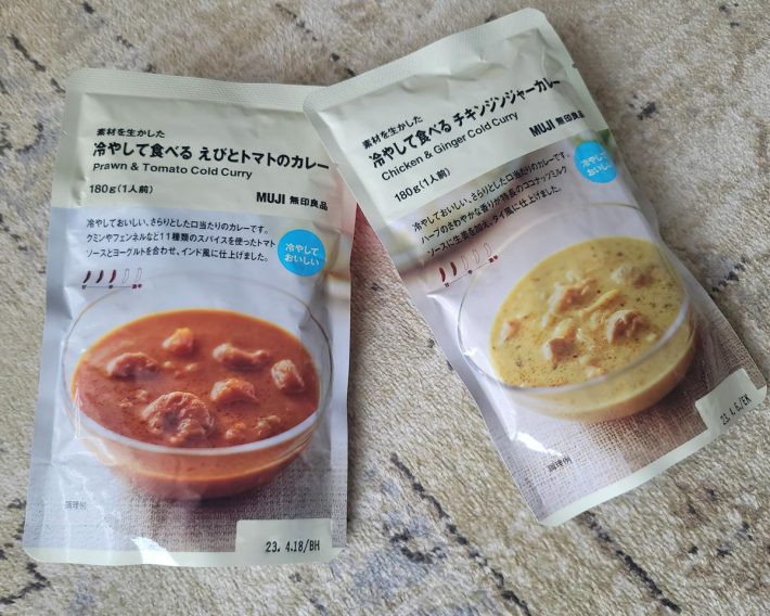 （左から）素材を生かした　冷やして食べる　えびとトマトのカレー350円、素材を生かした　冷やして食べる　チキンジンジャーカレー350円