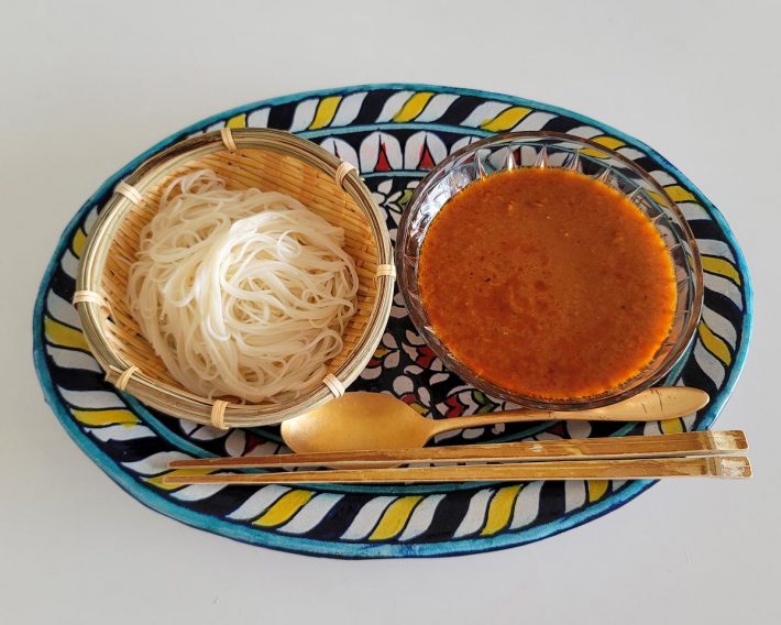 えびとトマトのカレーとそうめんを並べただけ