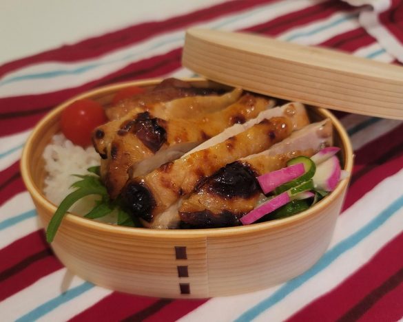 ホカホカのごはんの上に青じそを敷いて、照り焼きチキン、漬物、トマトをのせました