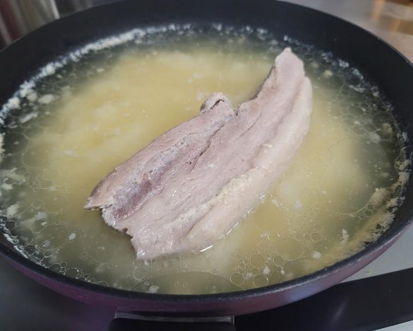 1本の豚バラ肉につき豆乳は200ml程度使用。おからは惜しみなくどっさり加える。いずれも安価なもので十分