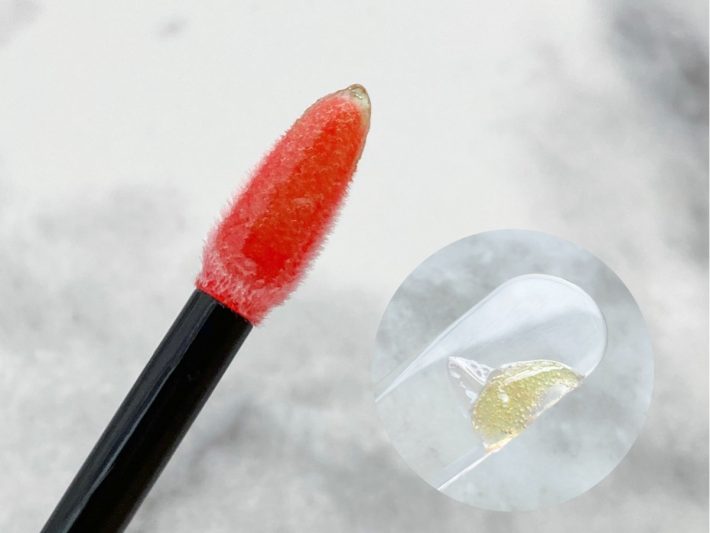 鮮やかグリーンから唇にマッチする色へ変化