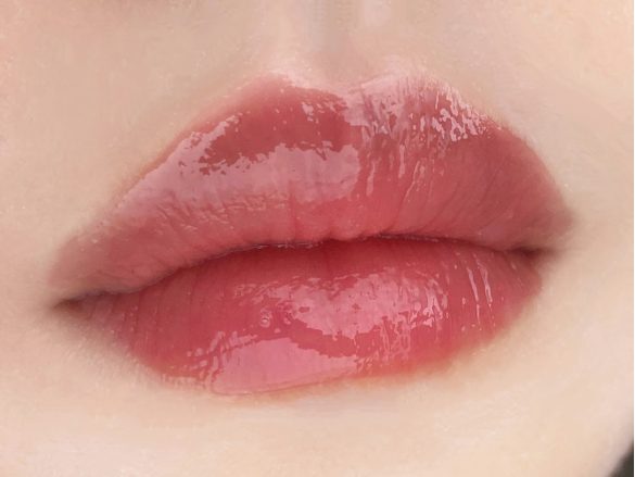 立体感のあるぷっくりとした唇に