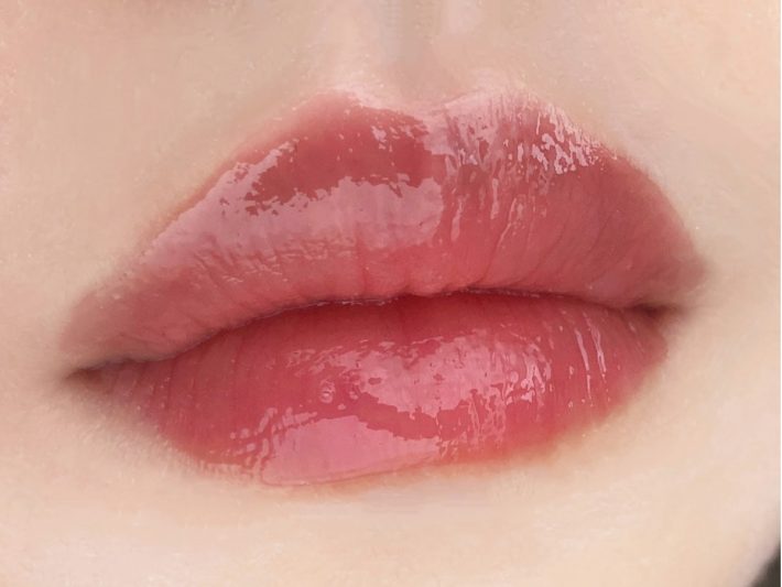 立体感のあるぷっくりとした唇に