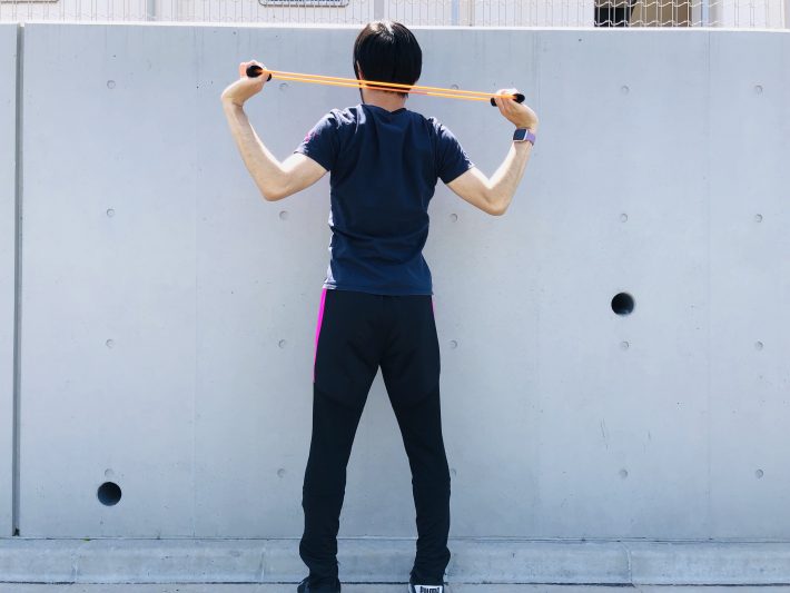 ③背中の力を緩めないように気をつけながら肘をゆっくりと下に下ろします。