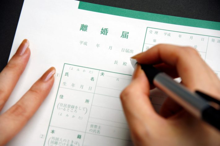 離婚届に記入する女性