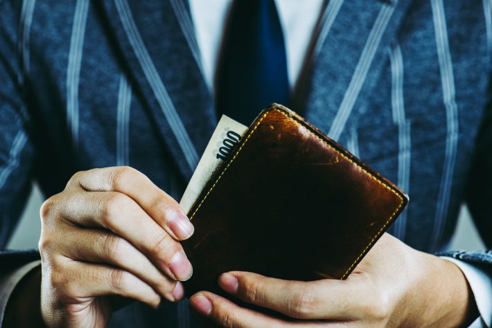 財布を持っているビジネスマンの手