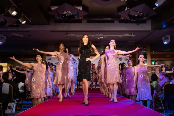 オープニングは揃いの衣装でダンスタイム