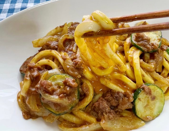 モチモチのうどんにカレーがよく絡む！