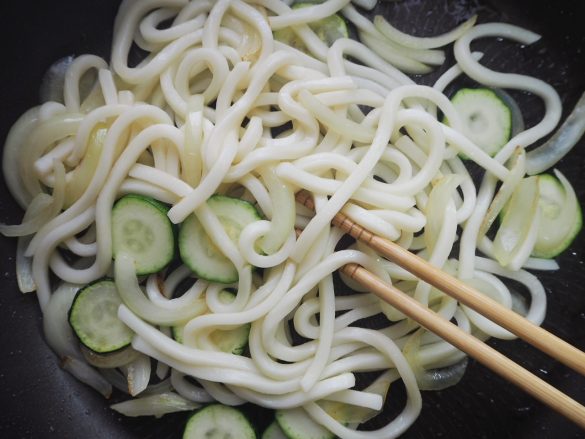 2にうどんと酒を入れて炒める