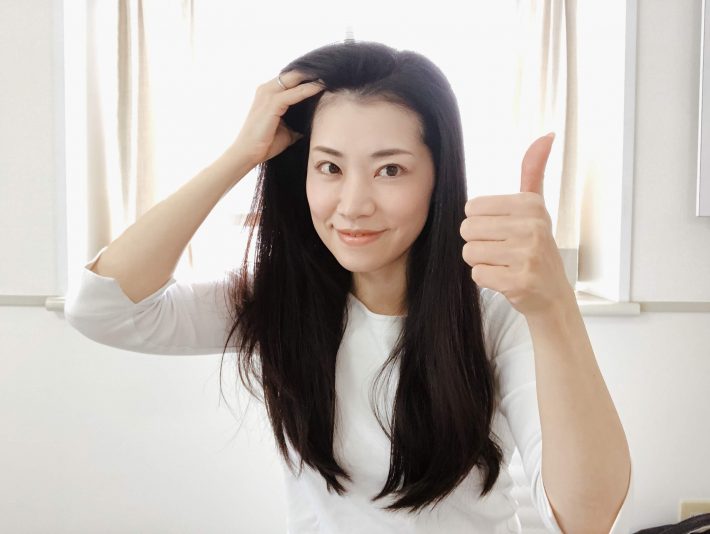 シャンプーは髪をかきわけ、頭皮につける