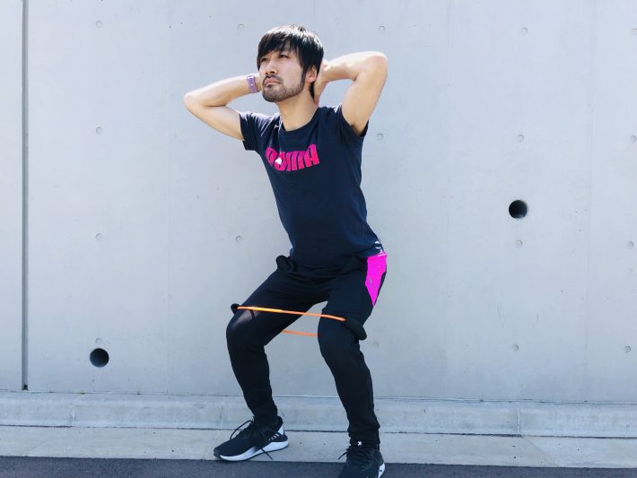 お尻の筋肉に緊張感を持たせたまま、お尻を膝の高さ目安にしゃがみます。