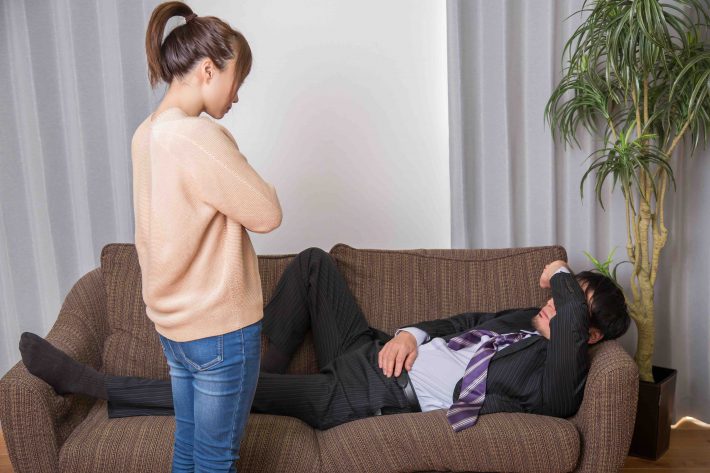 体調不良の夫を見る妻