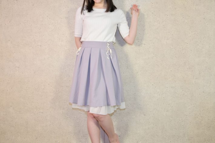 フレアスカートの女性