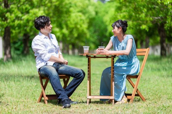 テラスで談笑するカップル