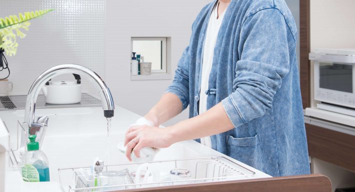 洗い物をする男性