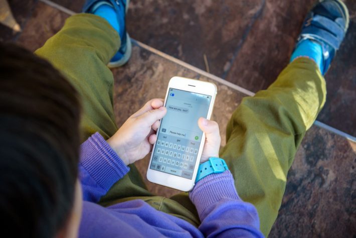 メッセージを送る子供