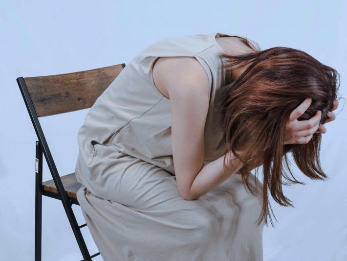 絶望する女性