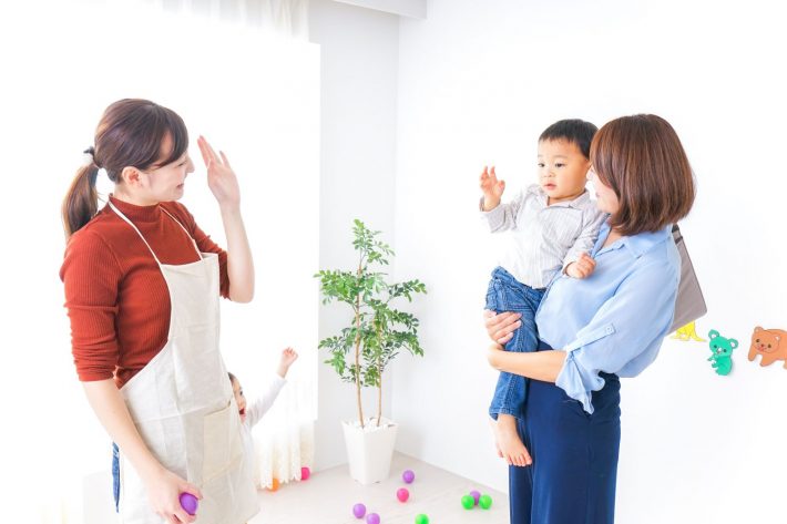 お迎えに行くお母さん