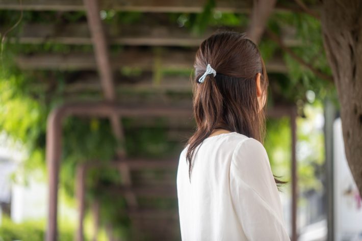 待つ女性の後ろ姿