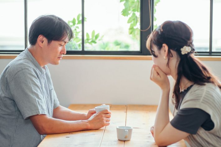 カフェでお茶を飲むカップル