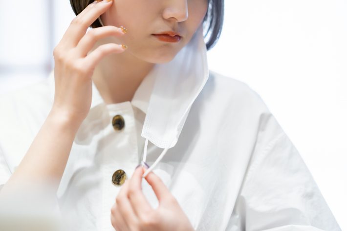 マスクを外す女性